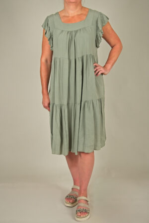 Feminin klänning i 100% viskkos med söta volanger som är tillverkad i Italien, köper du online hos Define Me!