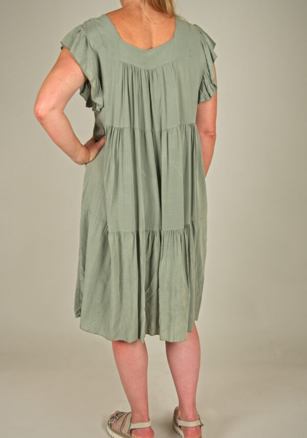 Feminin klänning i 100% viskkos med söta volanger som är tillverkad i Italien, köper du online hos Define Me!