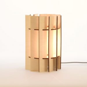 Modern exklusiv bordslampa med en unik fransk design tillverkad av miljövänligt ljust björkträ köper du online hos Define Me!